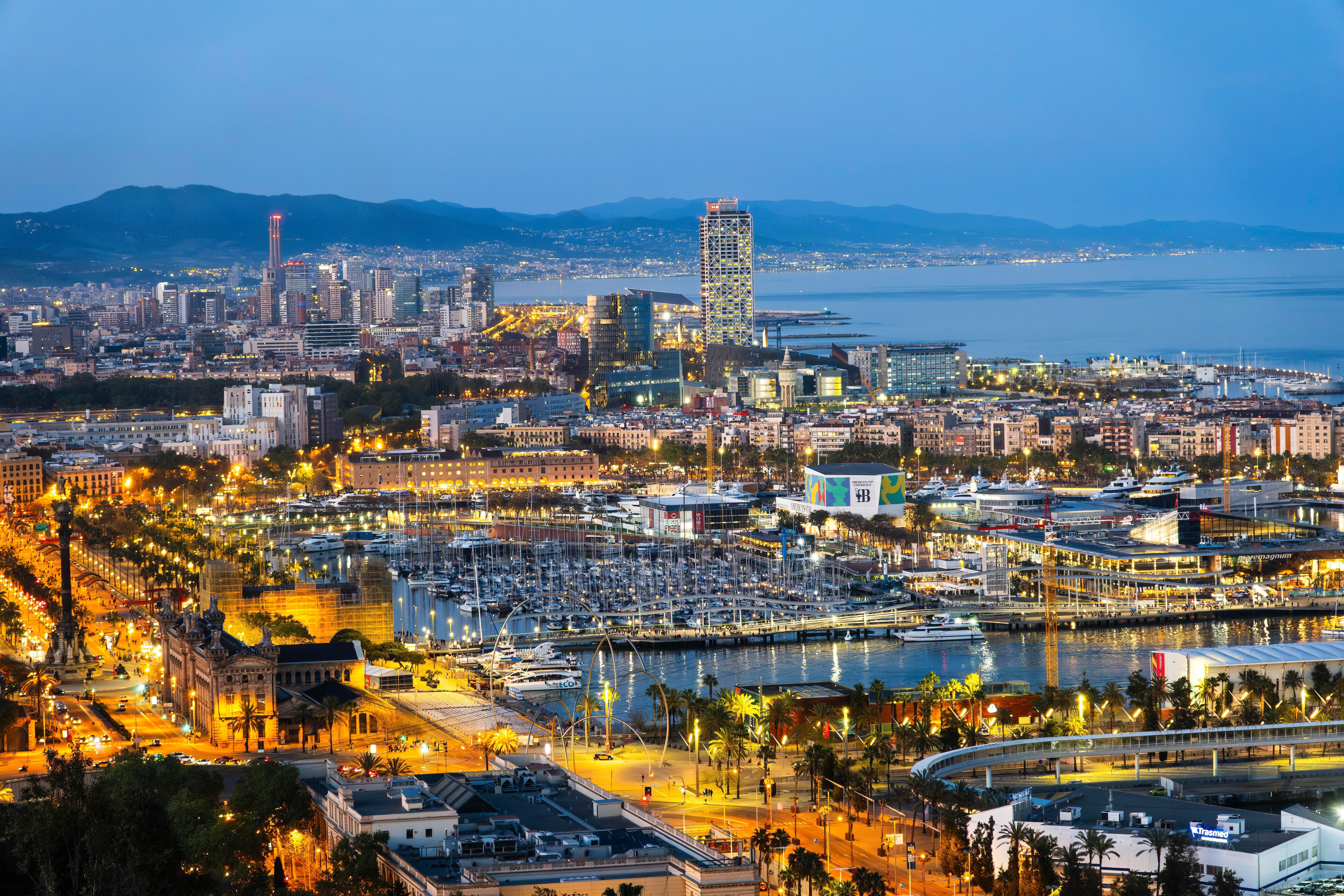Blick auf den alten Hafen und die Stadt Barcelona bei Nacht, Barcelona, Spanien, Europa