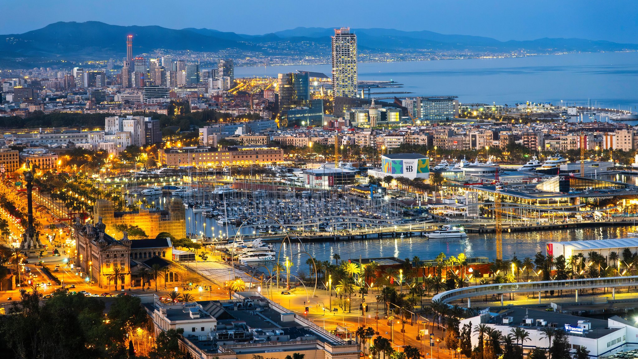 Blick auf den alten Hafen und die Stadt Barcelona bei Nacht, Barcelona, Spanien, Europa