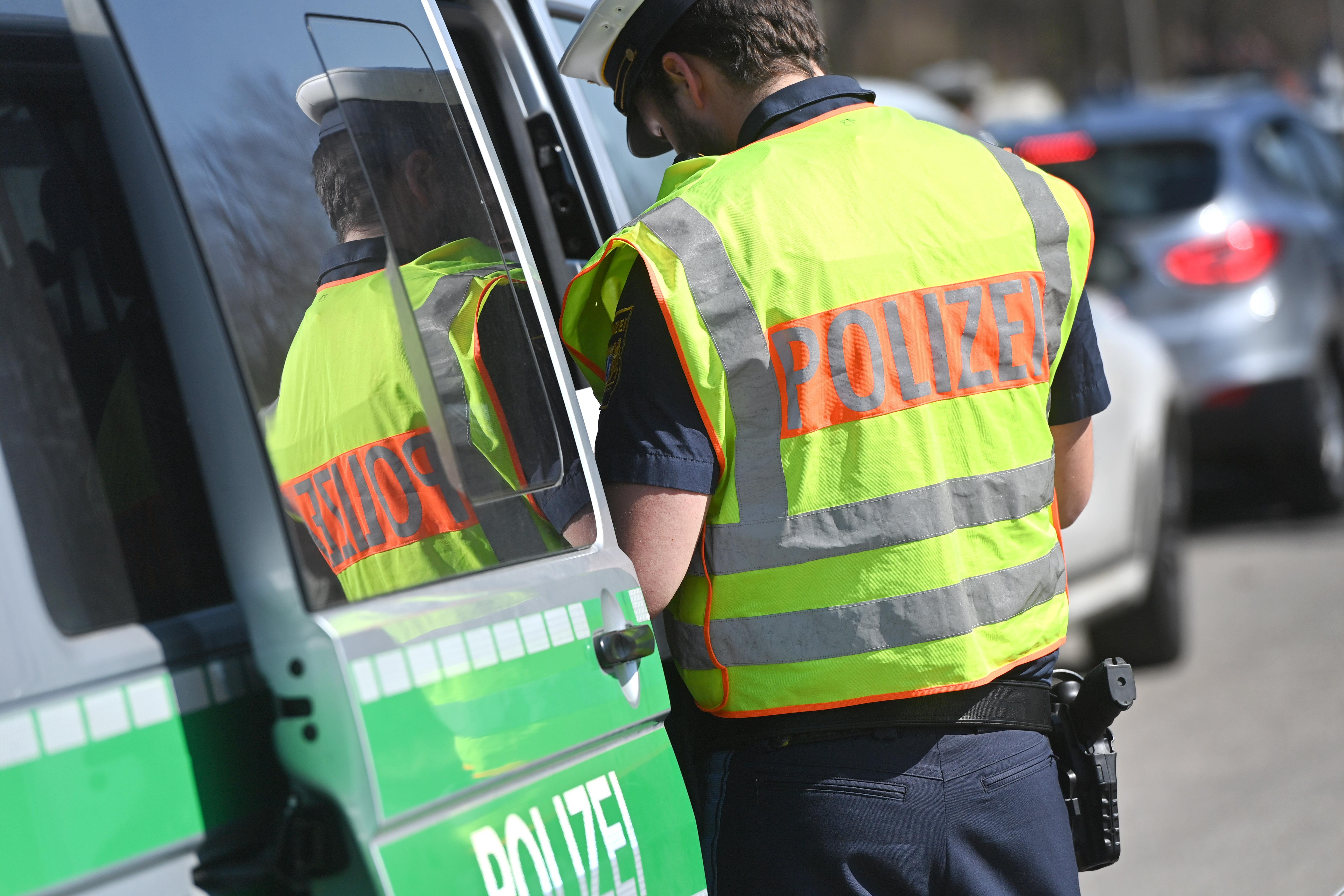 Polizei Entdeckt Waffenlager Bei Mutmaßlichem Drogendealer | BR24