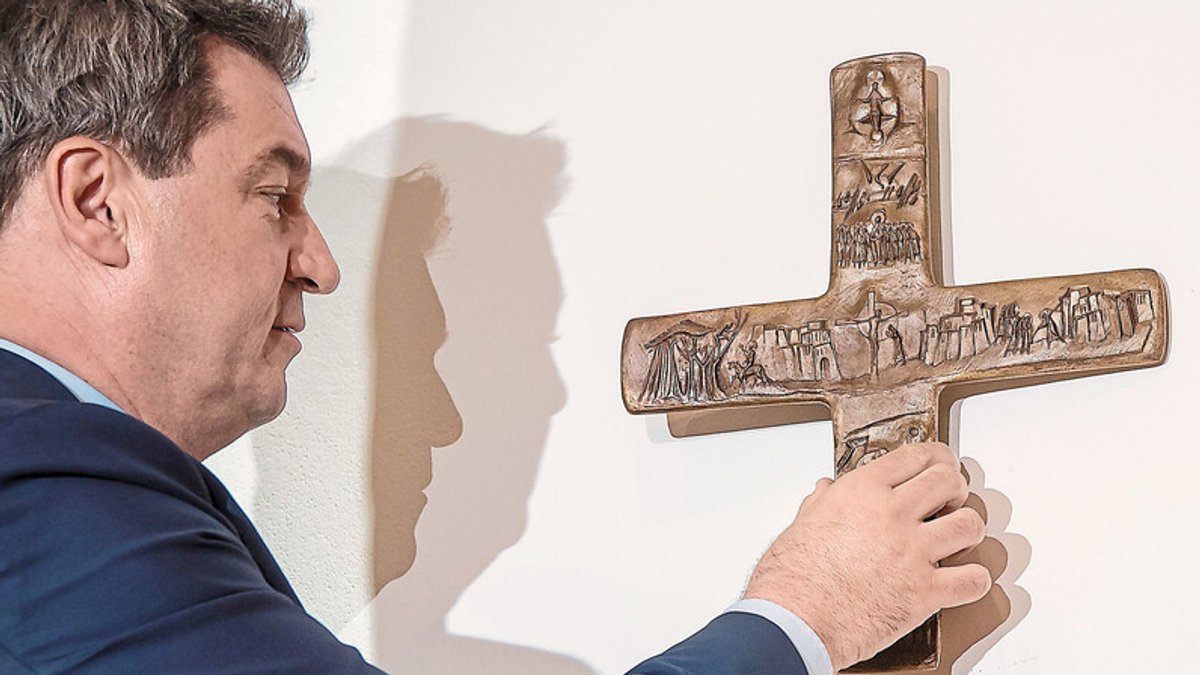 Markus Söder bringt 2018 ein Kreuz im Eingangsbereich der Staatskanzlei an