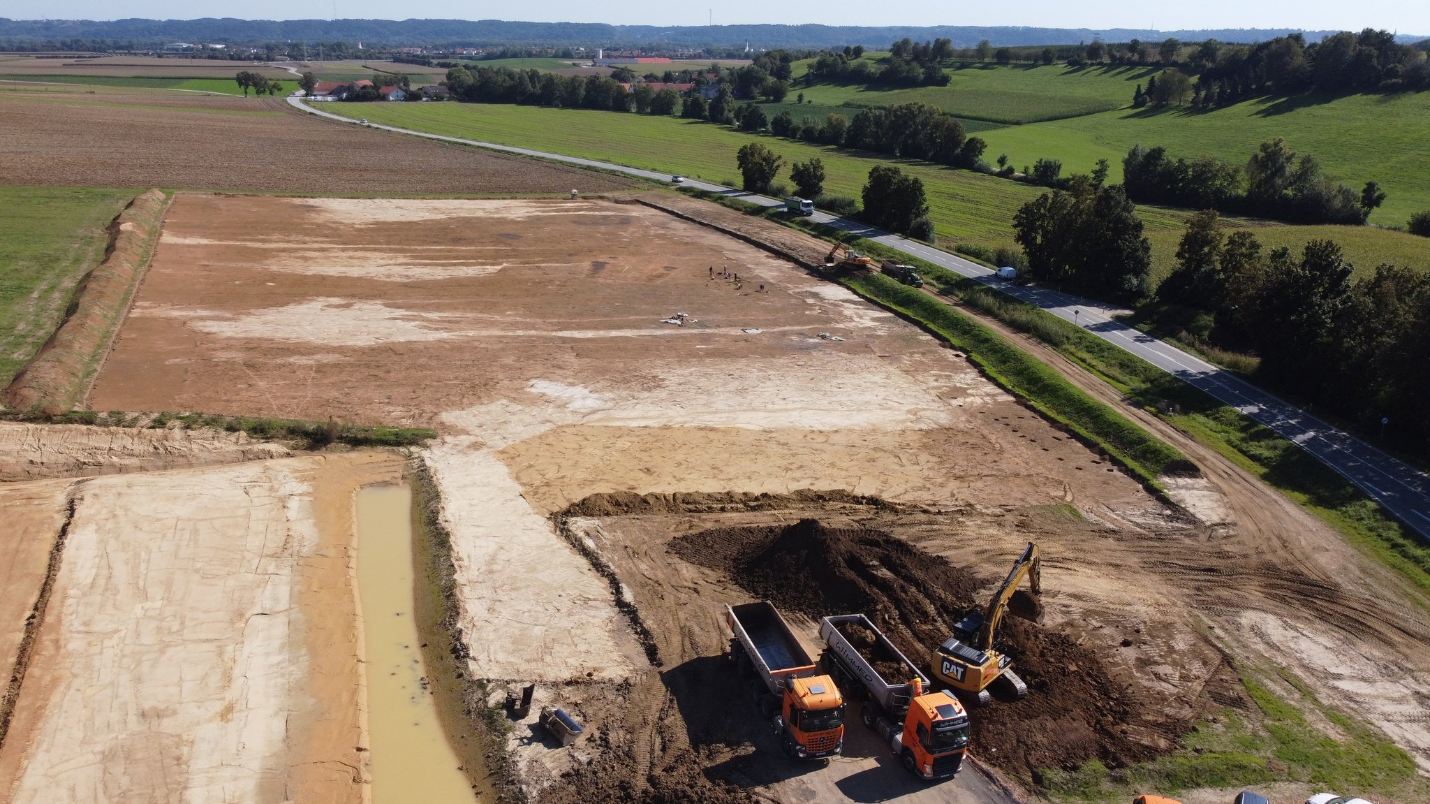 Luftbild der Grabungsfläche in Spitzlberg im Sommer 2021. 