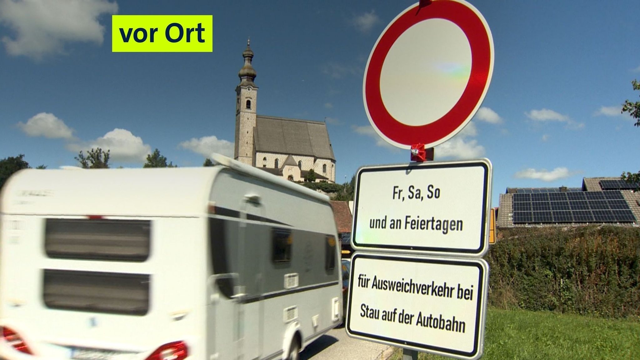Ein Auto fährt an einem Schild vorbei, das an Fr, Sa, So und an Feiertagen die Durchfahrt für Ausweichverkehr bei Stau auf der Autobahn verbietet. | Bild: BR Ein Auto fährt an einem Schild vorbei, das an Fr, Sa, So und an Feiertagen die Durchfahrt für Ausweichverkehr bei Stau auf der Autobahn verbietet.