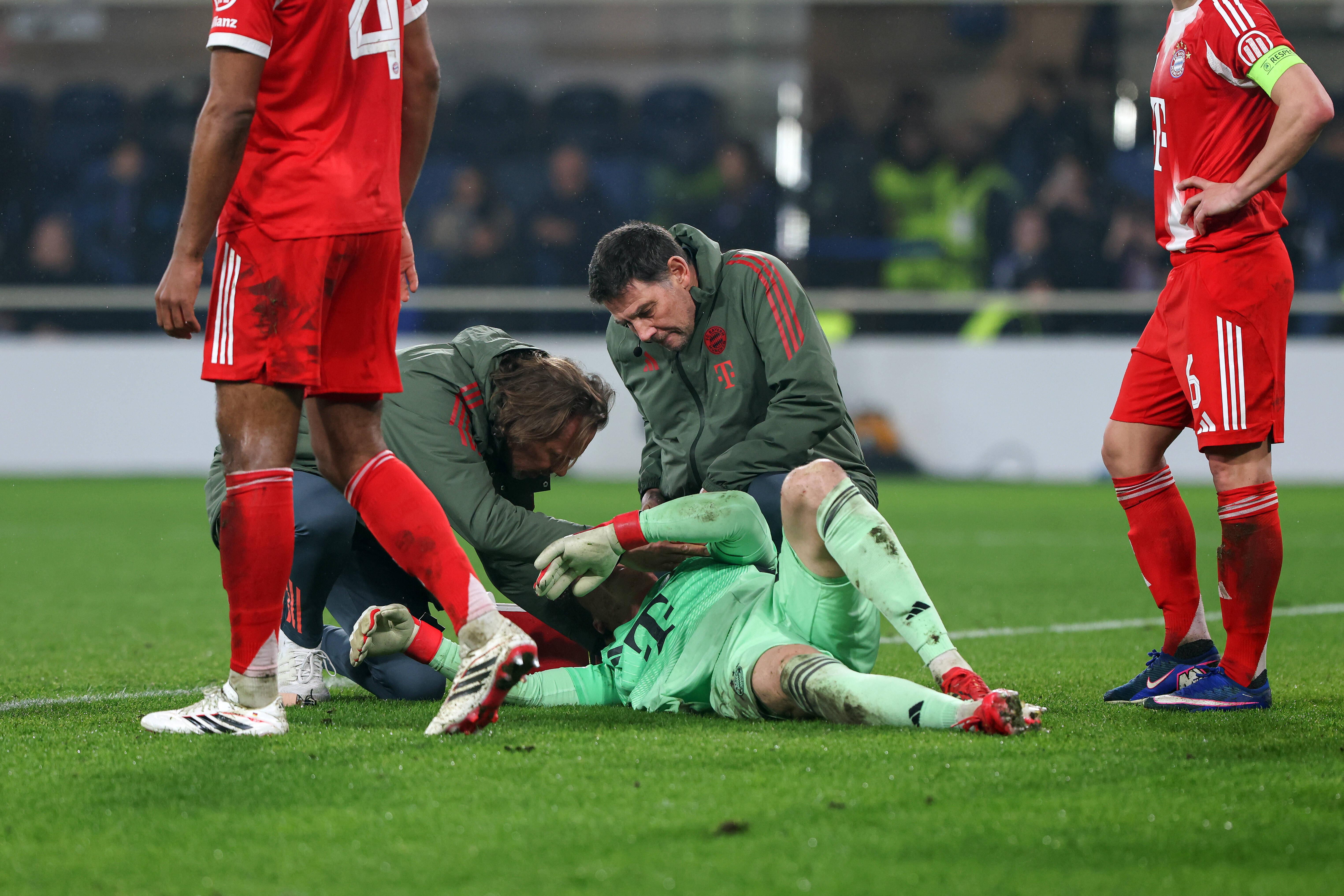 Jonas Urbig wird nach dem Zusammenprall mit Krstovic behandelt