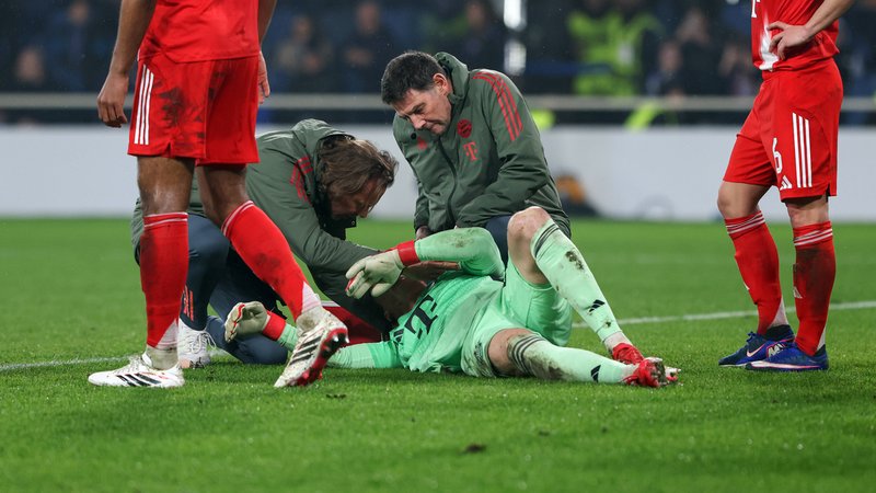 Jonas Urbig wird nach dem Zusammenprall mit Krstovic behandelt | Bild: picture alliance / Gonzales Photo/Stefano Nicoli Jonas Urbig wird nach dem Zusammenprall mit Krstovic behandelt