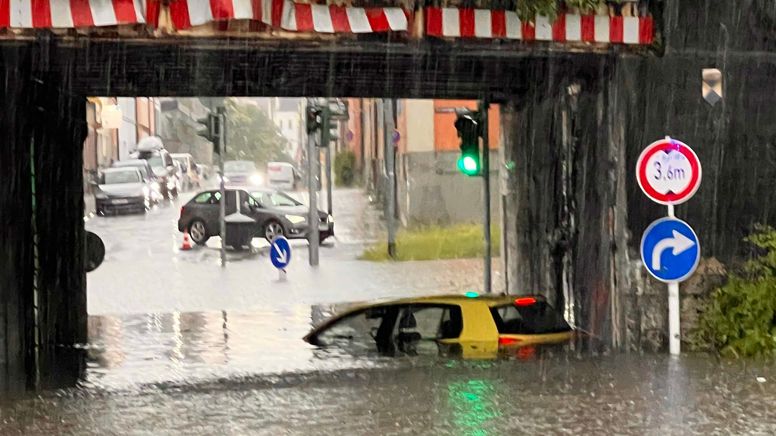 Eine überflutete Unterführung, in der ein Auto halb unter Wasser steht. | Bild:NEWS5 / Ferdinand Merzbach