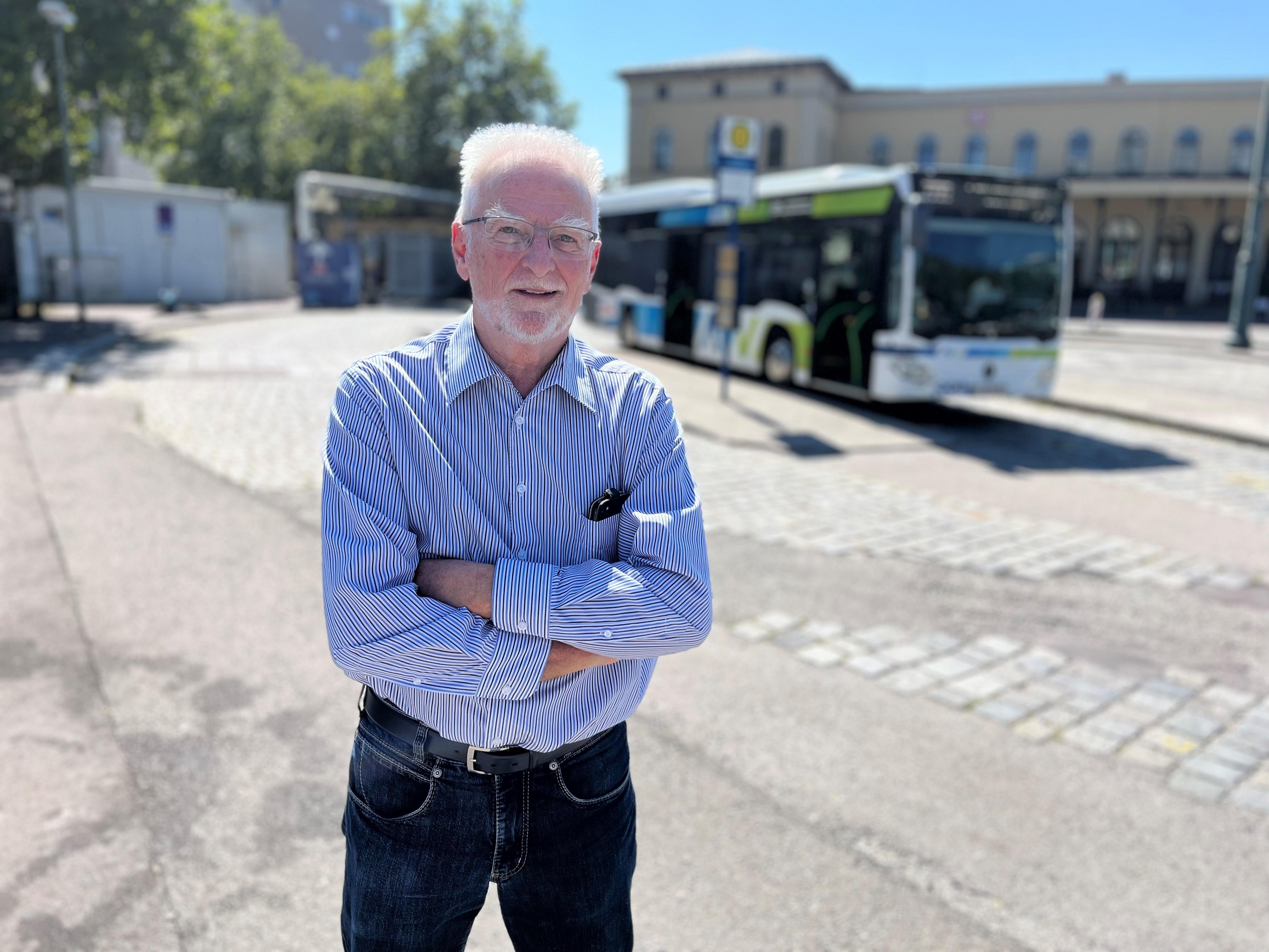 Herbert König vor einem AVV-Bus