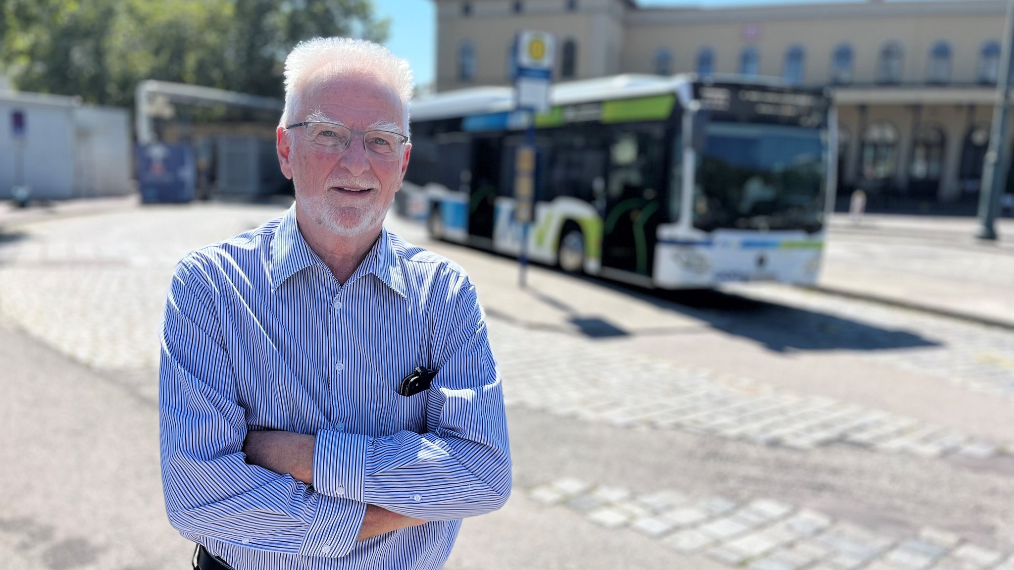 Herbert König vor einem AVV-Bus