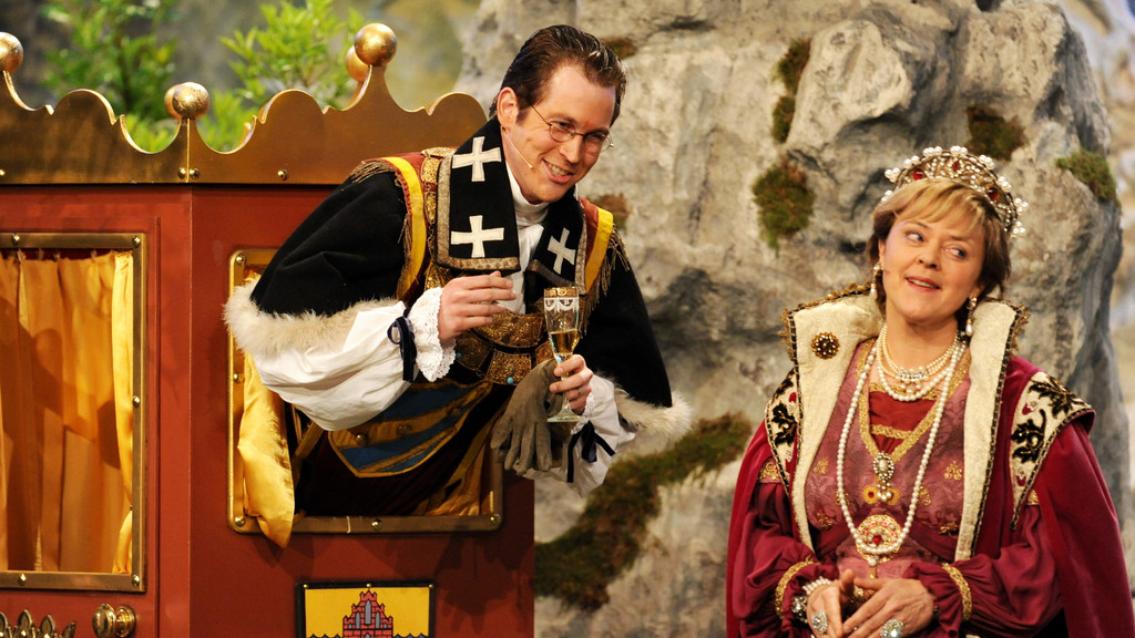 Stefan Murr als Guttenberg und Corinna Duhr als Angela Merkel spielen beim traditionellen "Politiker-Derblecken" auf dem Nockherberg 2009. 