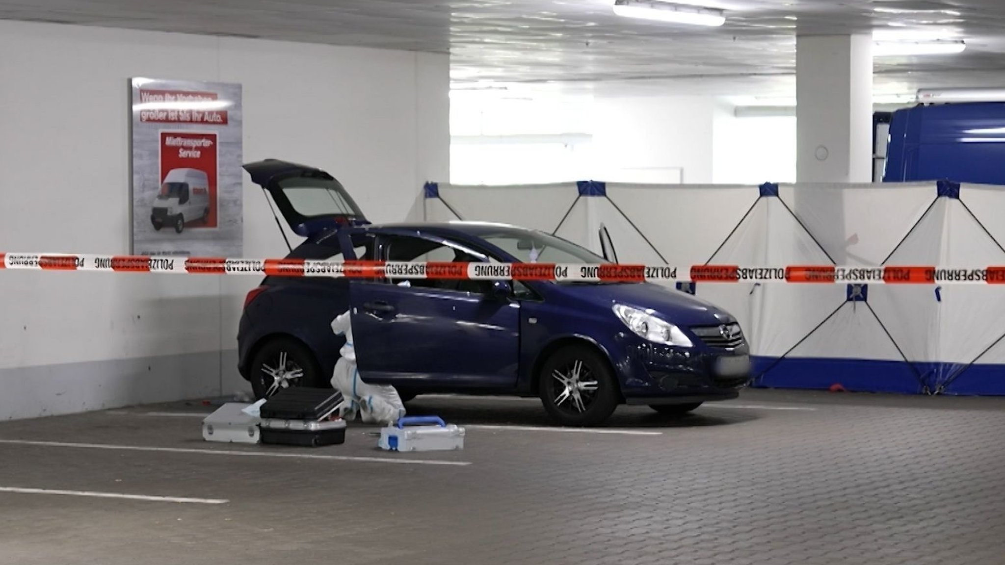 In diesem Kleinwagen wurde die Leiche der Frau gefunden. Sie soll allerdings in einem Wohnhaus in Maxhütte-Haidhof getötet worden sein.