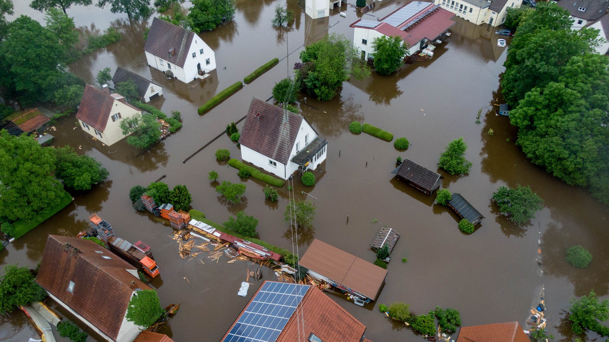 Archivbild, 1.6.2024: In Dinkelscherben im Landkreis Augsburg steht ein Großteil des Ortes unter Wasser. (Luftaufnahme mit einer Drohne). Straßen und Keller sind geflutet, die Feuerwehr ist im Dauereinsatz.