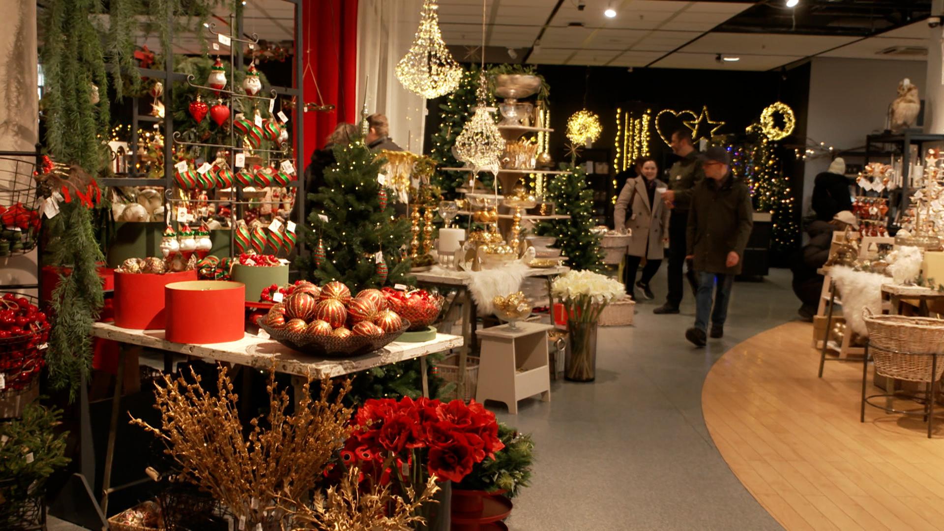 Festlich geschmückte Verkaufsräume eines Möbelhauses zur Vorweihnachtszeit.