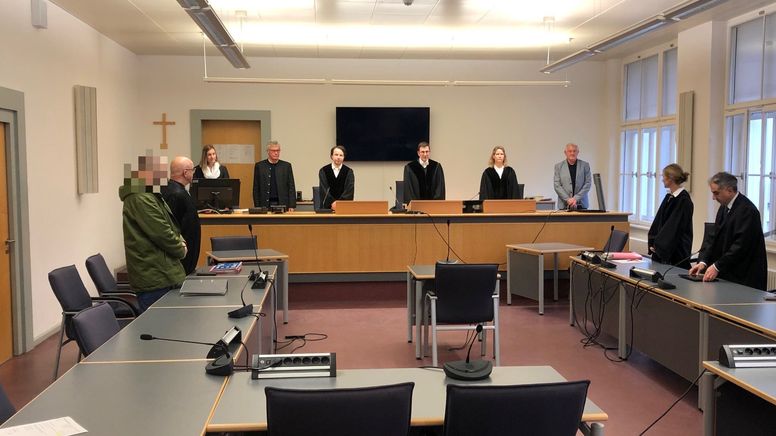 Der Gerichtssaal mit dem Angeklagten ganz links im Bild. | Bild:BR/Sebastian Grosser