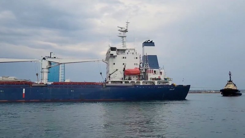 Das unter der Flagge von Sierra Leone fahrende Frachtschiff "Razoni" mit ukrainischem Getreide verlässt den Hafen in Odessa.