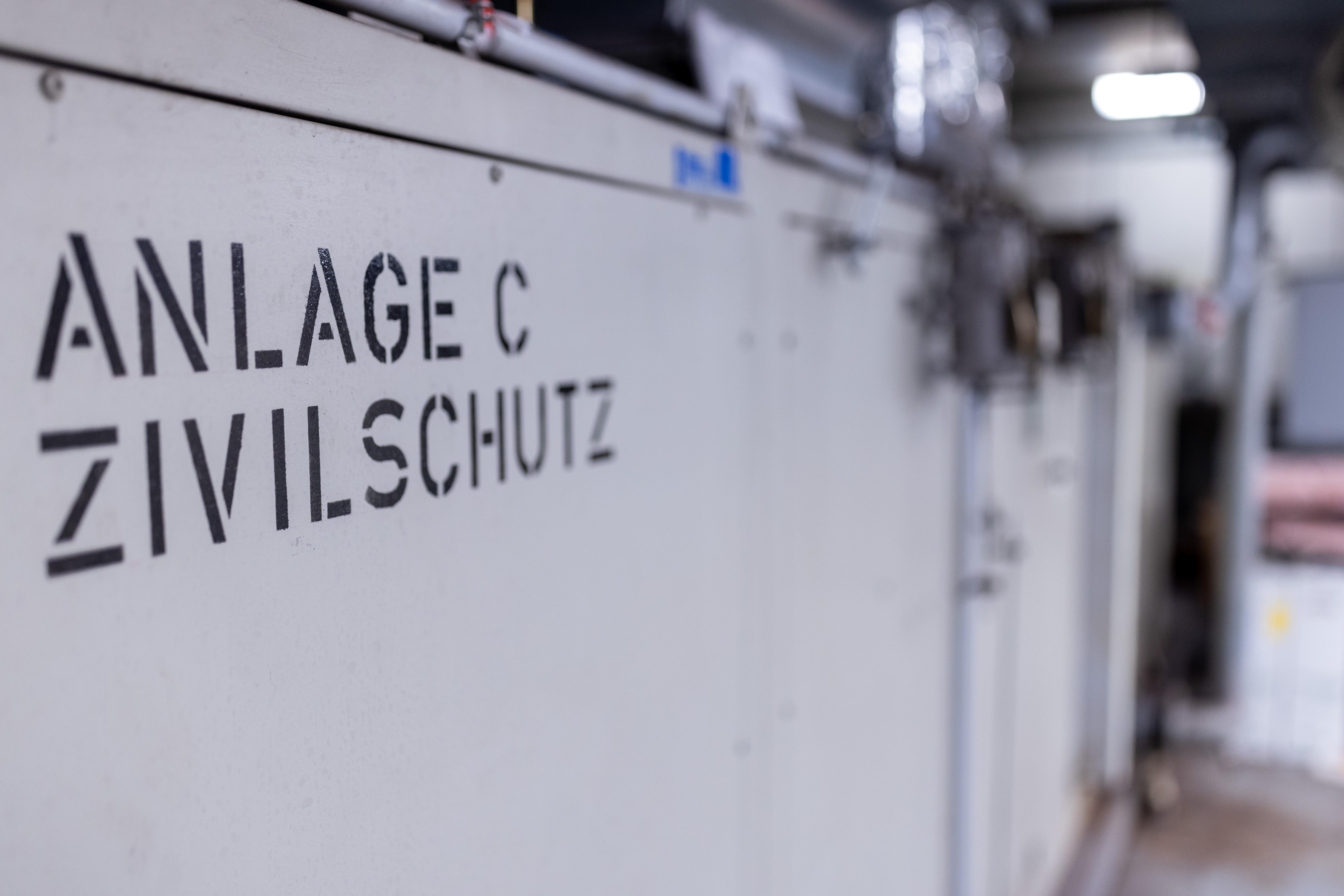 "Anlage C Zivilschutz" steht auf einem Schrank einer Schaltanlage für Luft und Stromversorgung im ABC-Bunker unter dem Hauptbahnhof Nürnberg. 