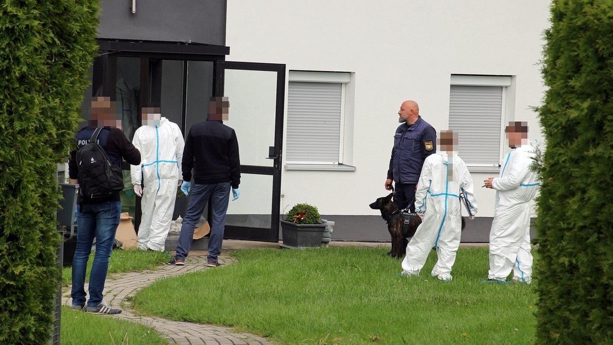 Einsatzkräfte am Tatort in Altenstadt, im Landkreis Neu-Ulm. Dort ist ein Ehepaar tot aufgefunden worden, die Polizei geht aktuell von einer Gewalttat aus.