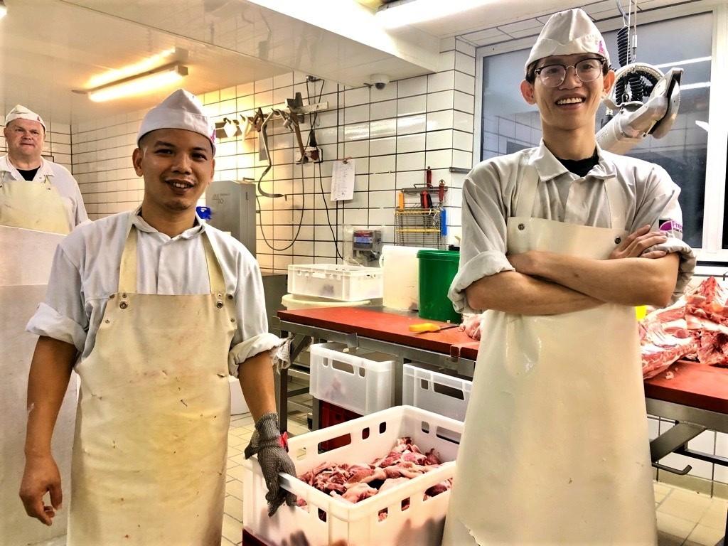 Zwei Metzger-Azubis aus Vietnam lernen in der Nürnberger Metzgerei Freyberger