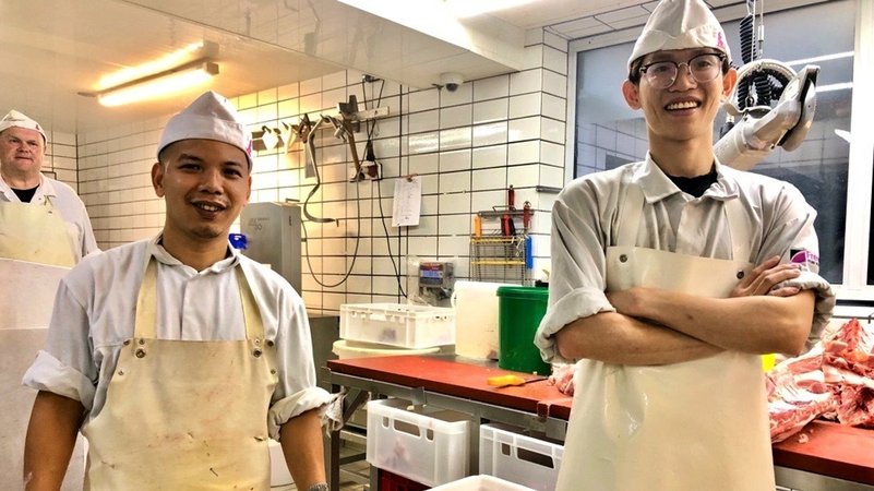 Zwei Metzger-Azubis aus Vietnam lernen in der Nürnberger Metzgerei Freyberger | Bild: BR / Gisela Staiger Zwei Metzger-Azubis aus Vietnam lernen in der Nürnberger Metzgerei Freyberger