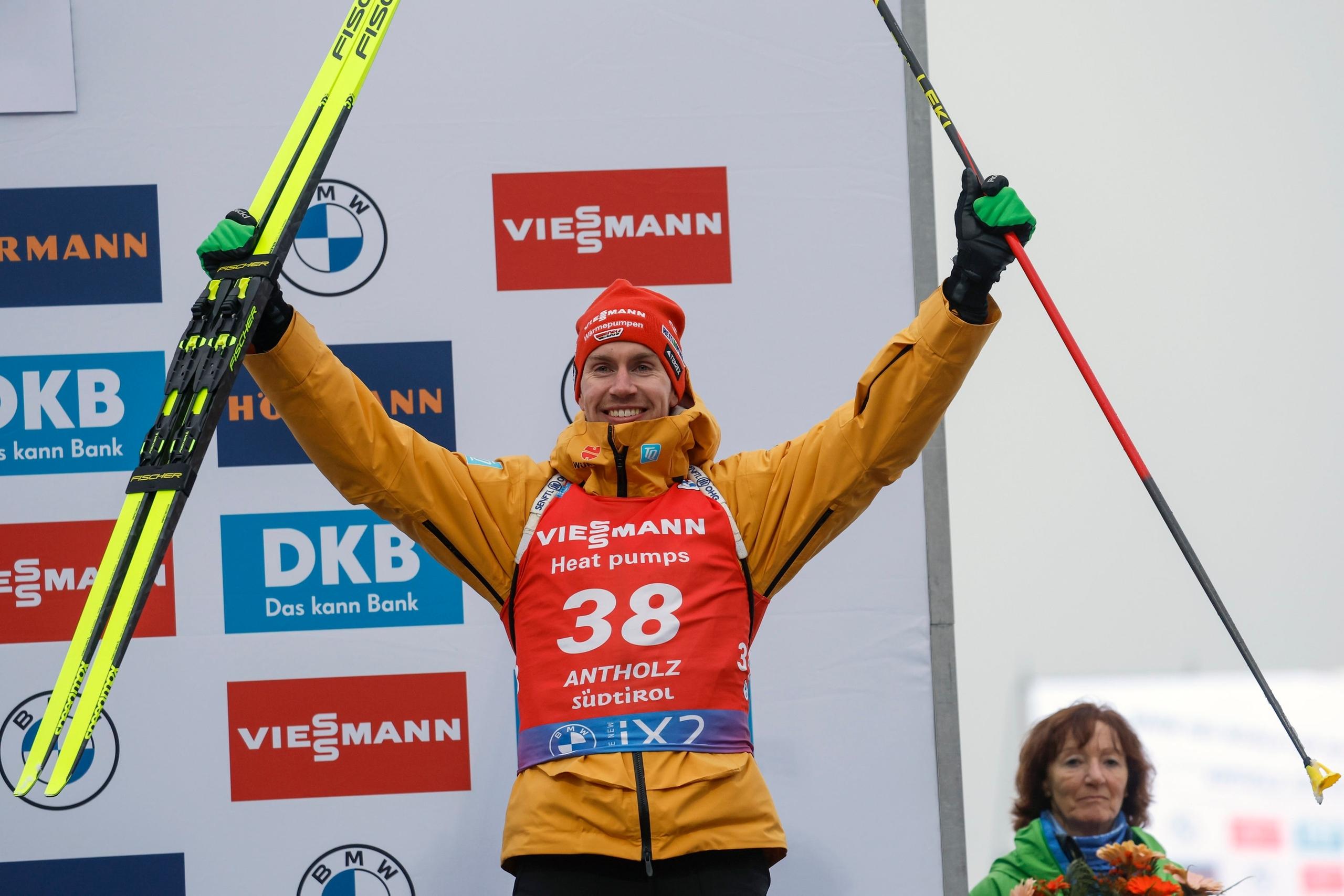 18.01.2024, Italien, Antholz: Biathlon: Weltcup, Einzel 15 km, Herren: Johannes Kühn aus Deutschland feiert seinen dritten Platz auf dem Podium. Foto: Alessandro Trovati/AP/dpa +++ dpa-Bildfunk +++
