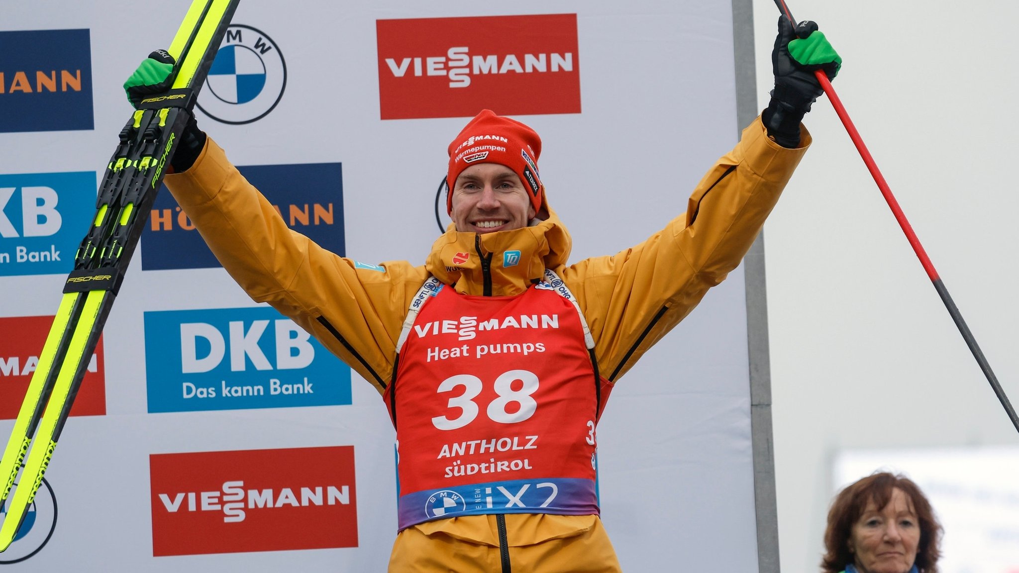 18.01.2024, Italien, Antholz: Biathlon: Weltcup, Einzel 15 km, Herren: Johannes Kühn aus Deutschland feiert seinen dritten Platz auf dem Podium. Foto: Alessandro Trovati/AP/dpa +++ dpa-Bildfunk +++