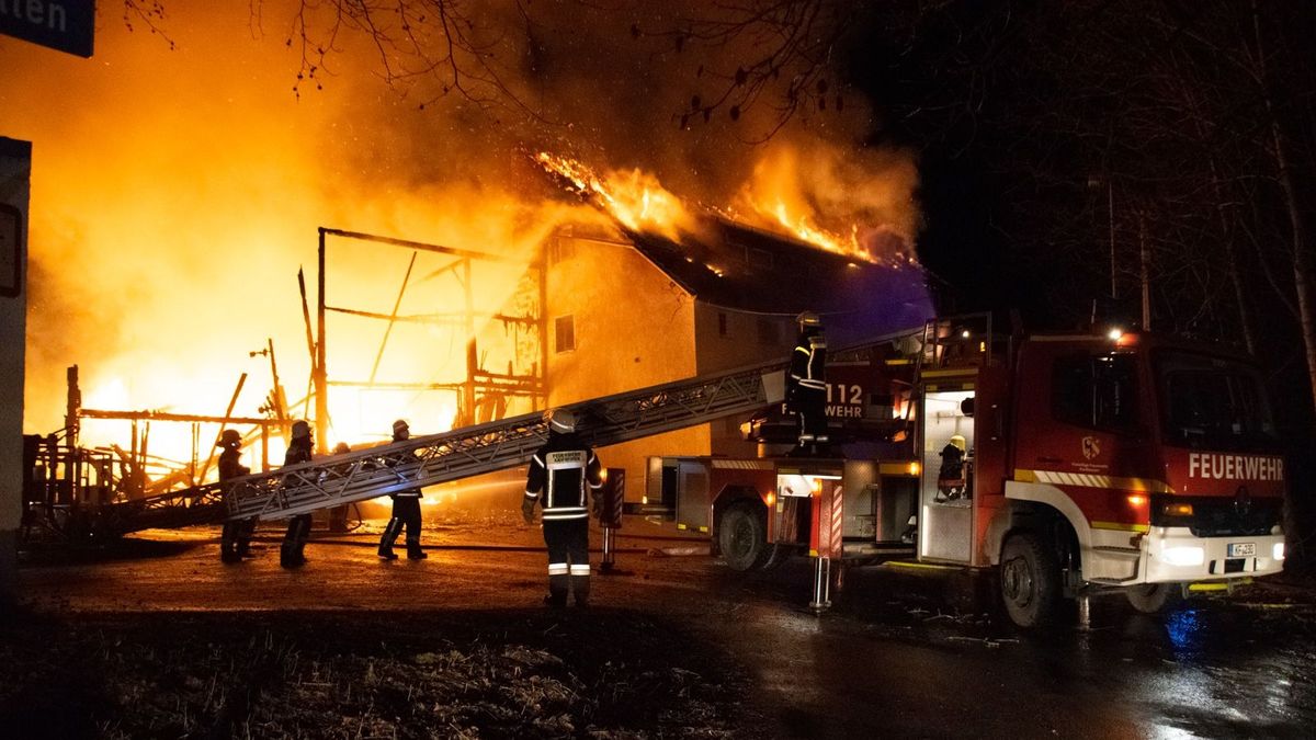 Lagerhalle Mit Oltanks Abgebrannt Eine Million Euro Schaden Br24