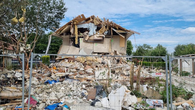 Das durch eine Explosion zerstörte Reihenhaus in Memmingen | Bild: BR / Christian Hammer Das durch eine Explosion zerstörte Reihenhaus in Memmingen