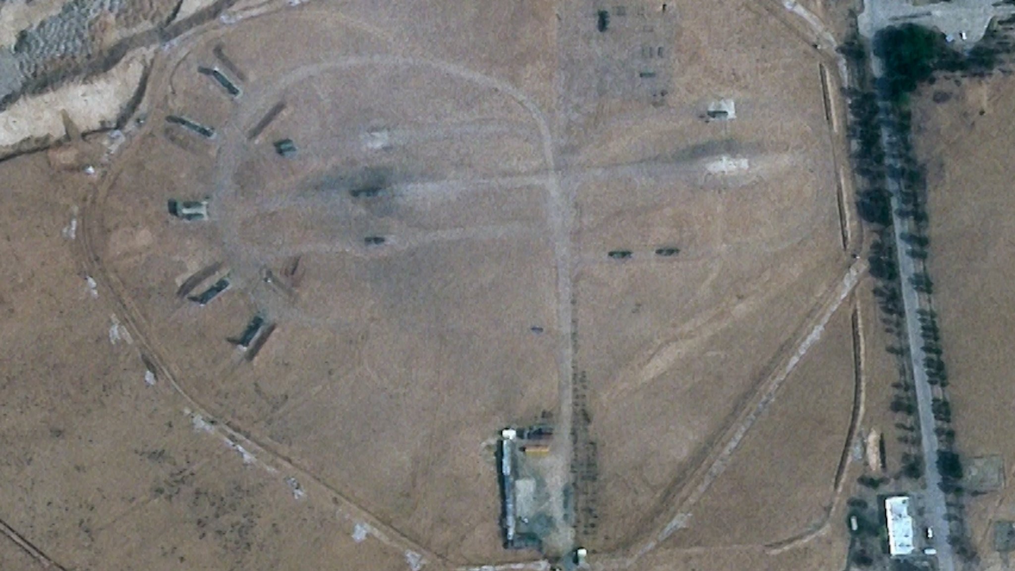 Die Satellitenaufnahme von PBC soll die Schäden am Luftabwehrsystem bei Isfahan zeigen.