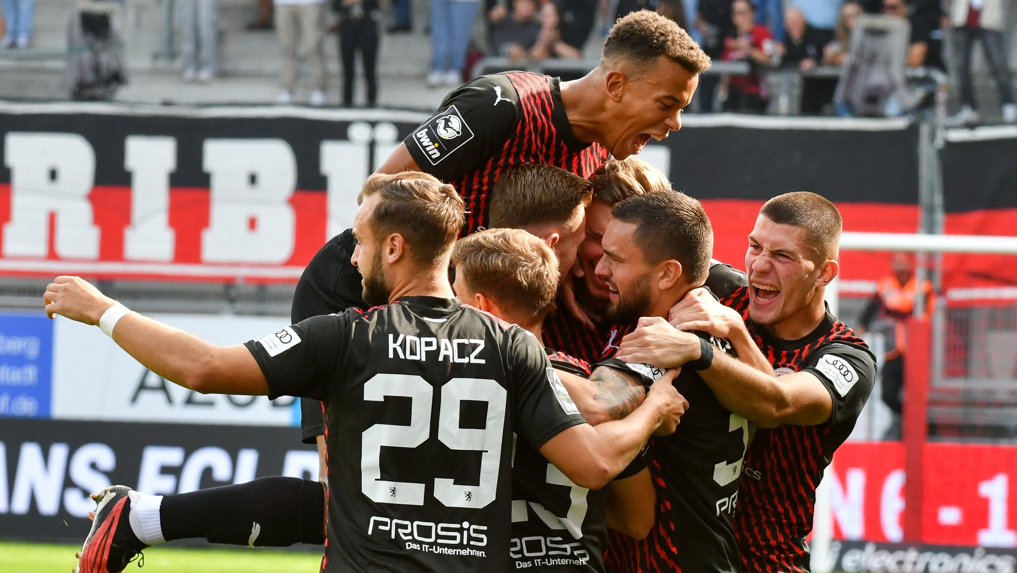 Jubel bei Benjamin Kanuric nach seinem Treffer zum 1:0 mit Pascal Testroet, Moritz Seifert, David Kopacz, Mladen Cvjetinovic und Marcel Costly beim Spiel FC Ingolstadt 04 gegen SSV Ulm