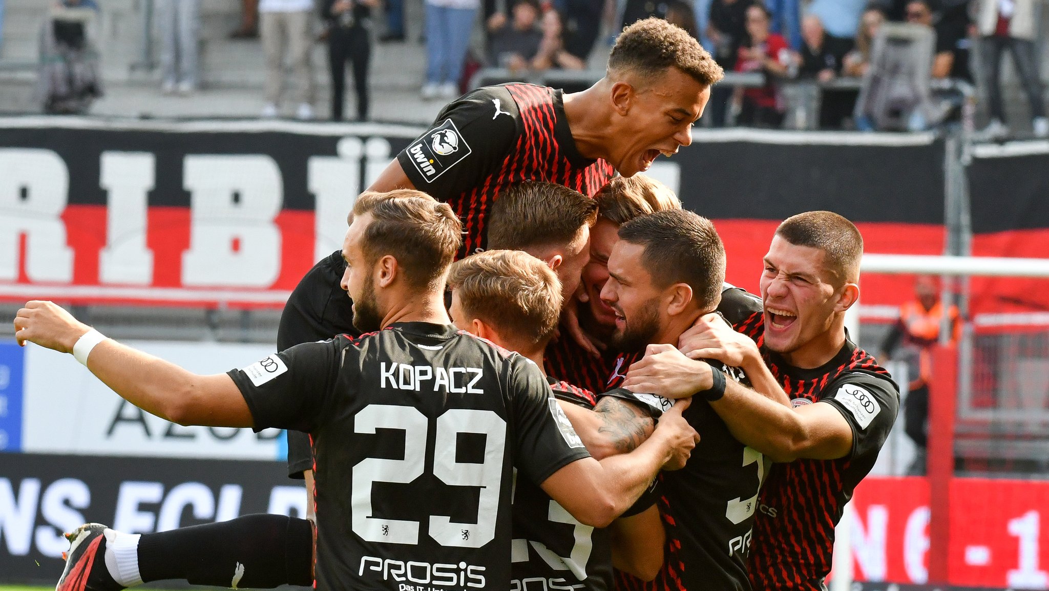 Jubel bei Benjamin Kanuric nach seinem Treffer zum 1:0 mit Pascal Testroet, Moritz Seifert, David Kopacz, Mladen Cvjetinovic und Marcel Costly beim Spiel FC Ingolstadt 04 gegen SSV Ulm