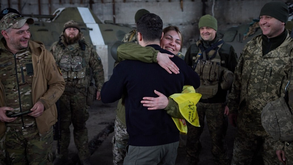 Selenskyj geht auf "Tuchfühlung" mit Soldaten | Bild: Picture Alliance Selenskyj geht auf "Tuchfühlung" mit Soldaten