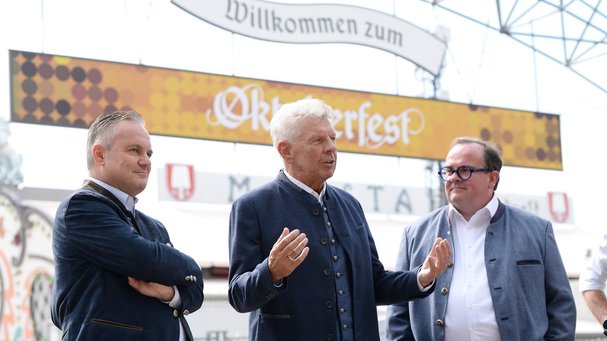 Münchens OB Christian Reiter (SPD) zwischen dem neuen Wiesnchef Christian Scharpf (l.) und seinem Vorgänger Clemens Baumgärtner (r.)