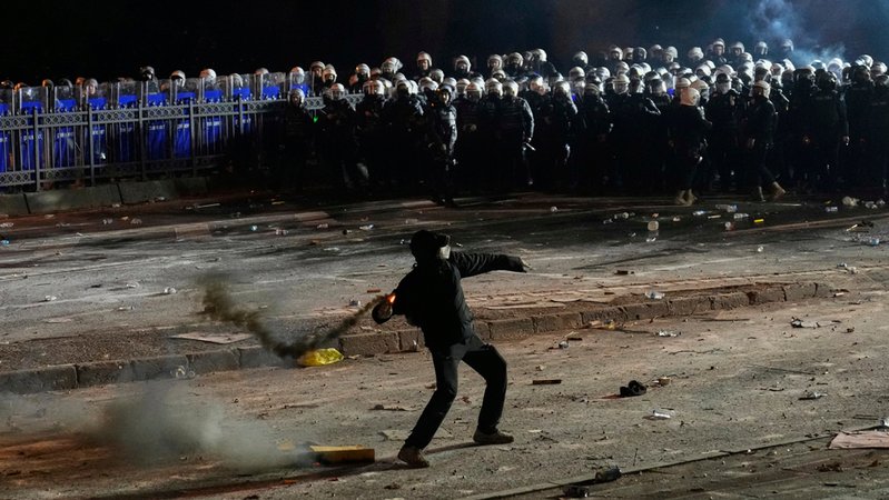 22.03.2025, Türkei, Istanbul: Ein Demonstrant wirft einen Feuerwerkskörper während einer Demonstration gegen die Verhaftung des Bürgermeisters von Istanbul, Imamoglu, in Istanbul | Bild: dpa-Bildfunk/Khalil Hamra 22.03.2025, Türkei, Istanbul: Ein Demonstrant wirft einen Feuerwerkskörper während einer Demonstration gegen die Verhaftung des Bürgermeisters von Istanbul, Imamoglu, in Istanbul