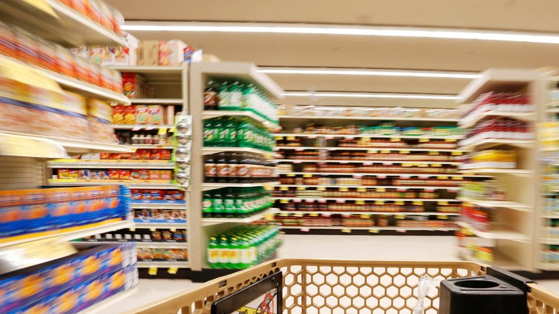 Einkaufen im Supermarkt | Bild: picture alliance / imageBROKER | Michael Szönyi Einkaufen im Supermarkt