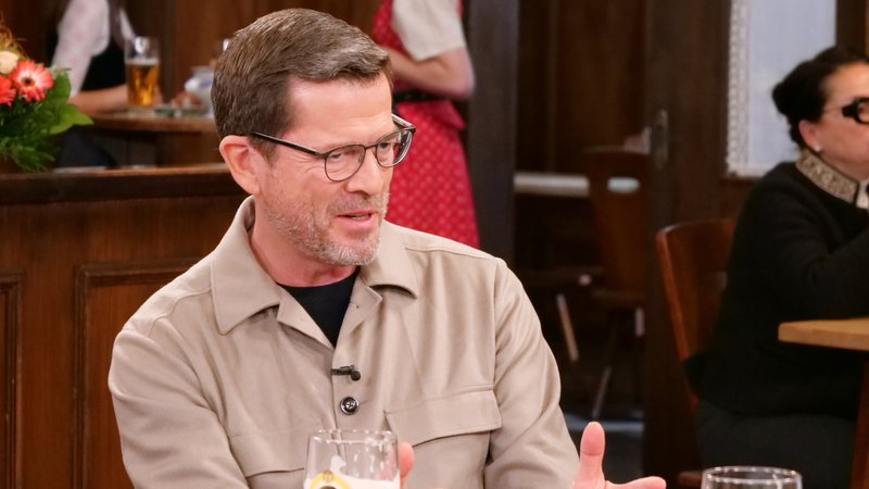 Ex-Verteidigungsminister zu Guttenberg war erstmals am BR Sonntags-Stammtisch zu Gast | Bild: BR/Andreas Schroll Ex-Verteidigungsminister zu Guttenberg war erstmals am BR Sonntags-Stammtisch zu Gast