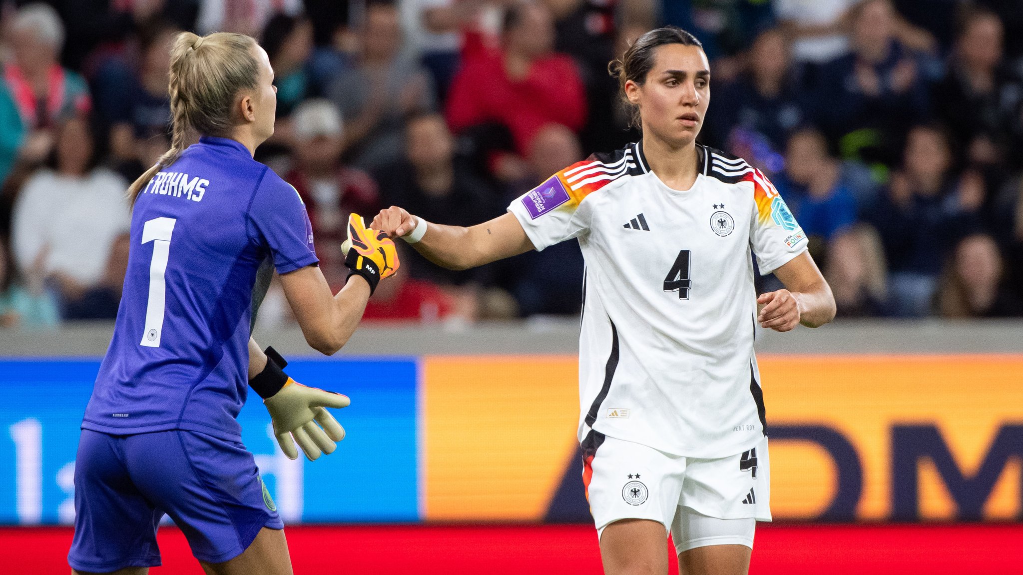 Bibiane Schulze Solano beim Spiel in Linz mit der neuen Nummer 4 auf dem DFB-Trikot.