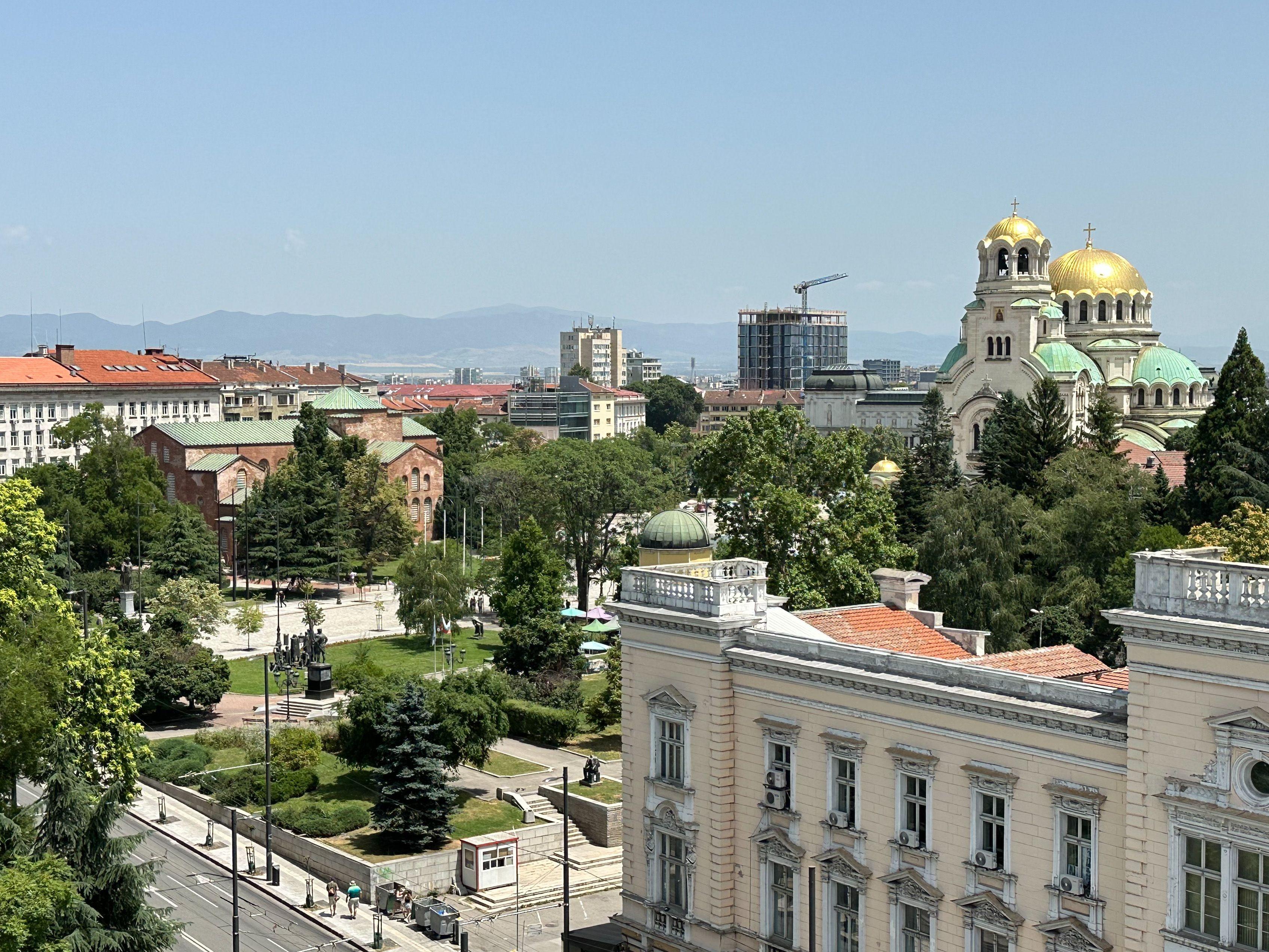 Blick auf die Kuppel der Alexandar-Newski-Kathedrale im Zentrum der bulgarischen Hauptstadt Sofia.