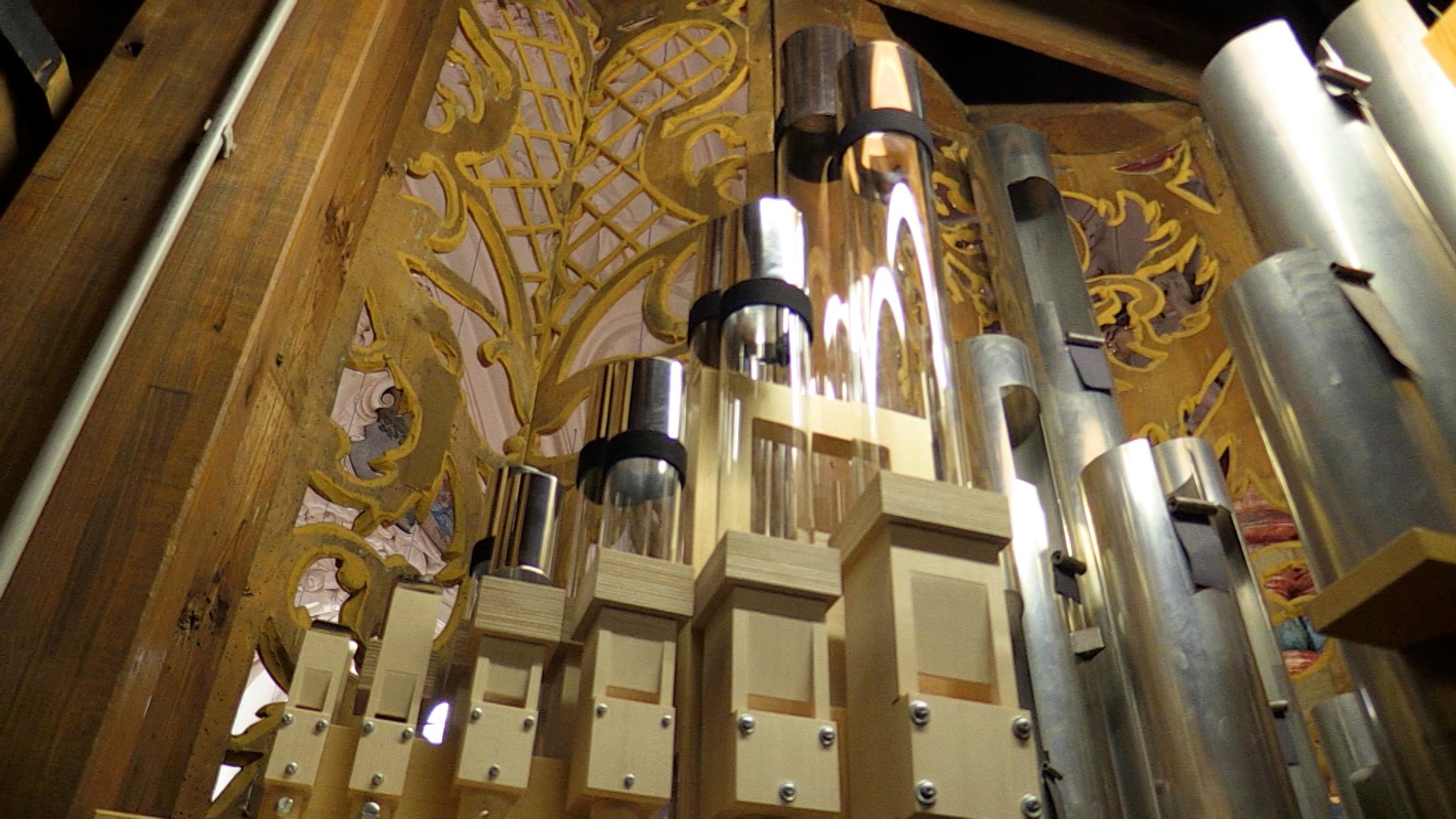 Das neue Register der Waldsassener Orgel mit den 49 Pfeifen aus Glas. | Bild: BR/Christoph Röder Das neue Register der Waldsassener Orgel mit den 49 Pfeifen aus Glas.