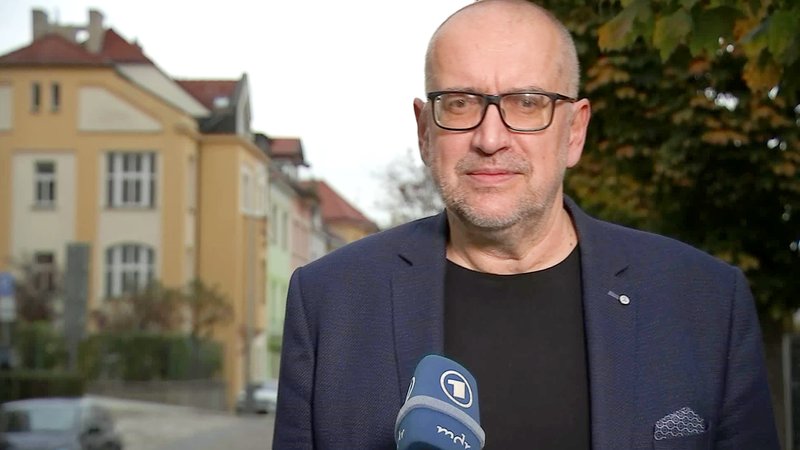 Hinter der bayerischen Grenze will Tschechien zahlreiche kleine Atomkraftwerke bauen. Das sorgt auf der bayerischen Seite für Angst. Tschechiens Europaminister Mikuláš Bek aber verteidigt das Projekt im Kontrovers-Interview.