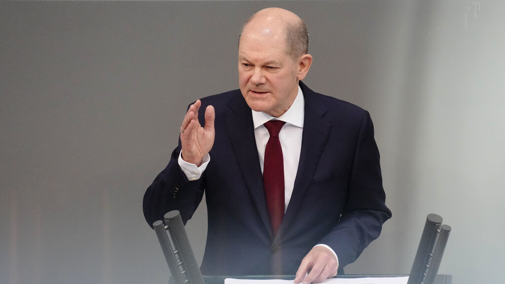 ARCHIV - 27.02.2022, Berlin: Bundeskanzler Olaf Scholz (SPD) hält zu Beginn der Sondersitzung des Bundestags zum Krieg in der Ukraine eine Regierungserklärung. Am 24. Februar 2023 jährt sich der Beginn des russischen Angriffskrieges gegen die Ukraine. (zu dpa "Von Waffenlieferungen bis Bundeswehr-Aufrüstung: Was ist aus Scholz' Zeitenwende in der Außen- und Sicherheitspolitik geworden?") Foto: Kay Nietfeld/dpa +++ dpa-Bildfunk +++