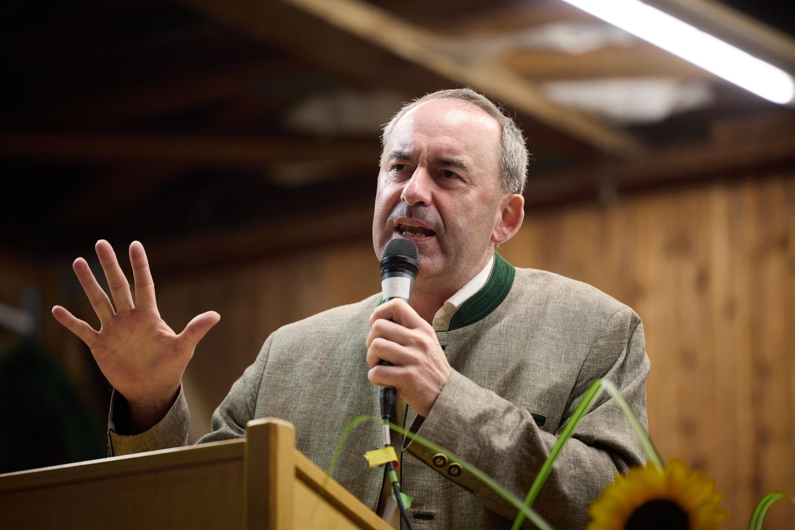 29.08.2023, Bayern, Steinbrünning: Hubert Aiwanger (Freie Wähler), Wirtschaftsminister von Bayern, hält am Politischen Abend auf dem Herbstfest Steinbrünning eine Rede. Die Freien Wähler präsentieren ihr Wahlprogramms und stellen die Land- und Bezirkstagskandidaten vor. Foto: Tobias C. Köhler/dpa +++ dpa-Bildfunk +++