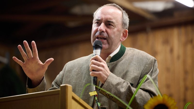 29.08.2023, Bayern, Steinbrünning: Hubert Aiwanger (Freie Wähler), Wirtschaftsminister von Bayern, hält am Politischen Abend auf dem Herbstfest Steinbrünning eine Rede. Die Freien Wähler präsentieren ihr Wahlprogramms und stellen die Land- und Bezirkstagskandidaten vor. Foto: Tobias C. Köhler/dpa +++ dpa-Bildfunk +++ | Bild: dpa-Bildfunk/Tobias C. Köhler 29.08.2023, Bayern, Steinbrünning: Hubert Aiwanger (Freie Wähler), Wirtschaftsminister von Bayern, hält am Politischen Abend auf dem Herbstfest Steinbrünning eine Rede. Die Freien Wähler präsentieren ihr Wahlprogramms und stellen die Land- und Bezirkstagskandidaten vor. Foto: Tobias C. Köhler/dpa +++ dpa-Bildfunk +++