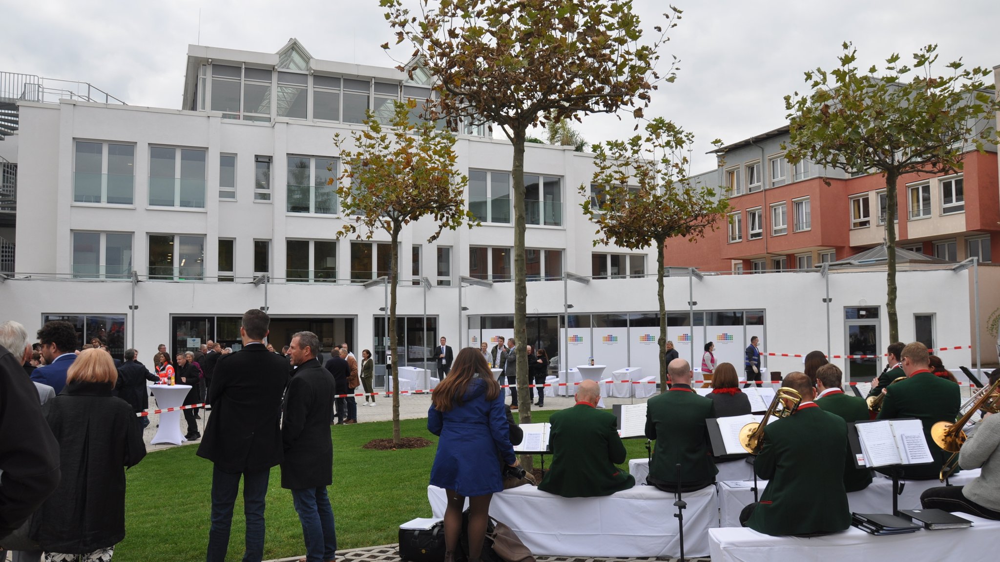 Viele Besucher beim Tag der offenen Tür zur Eröffnung des neuen Gesundheitszentrums Karlstadt.  