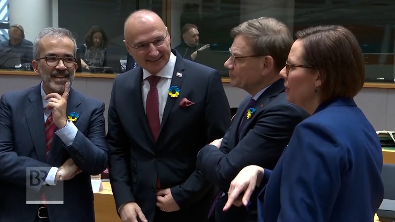 Viele der EU-Außenminister machten schon auf dem Revers ihre Position klar - doch entsprechende Beschlüsse konnten nicht gefasst werden | Bild: BR2026 Viele der EU-Außenminister machten schon auf dem Revers ihre Position klar - doch entsprechende Beschlüsse konnten nicht gefasst werden