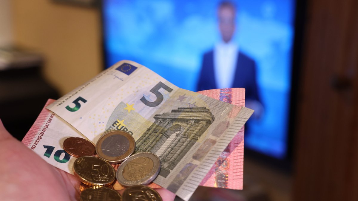 Der Rundfunkbeitrag sollte ab 2025 vorläufigen Berechnungen von Finanzexperten zufolge von monatlich 18,36 Euro um 58 Cent auf 18,94 Euro steigen. 58 Aber mehrere Bundesländer wehren sich gegen eine Erhöhung.