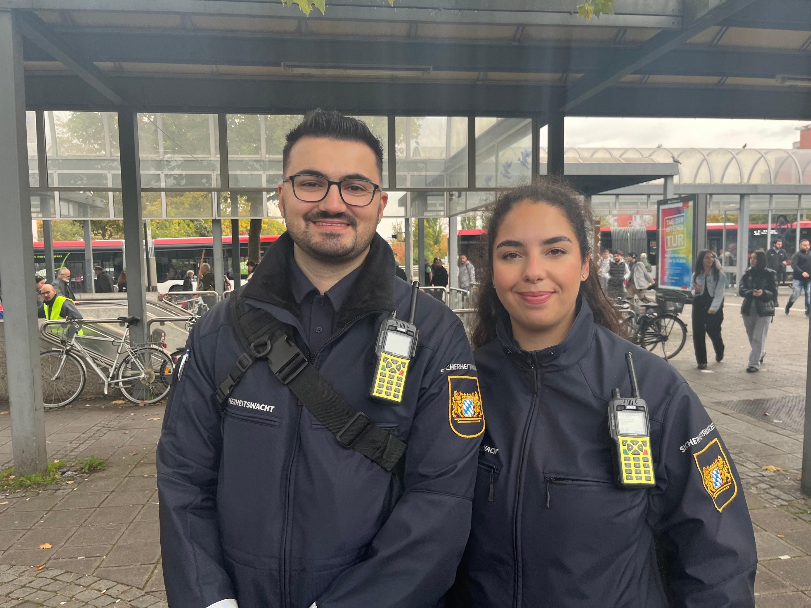 Sicherheitswacht in Nürnberg: Irini Plakias (re) und Adil Kazak (li)