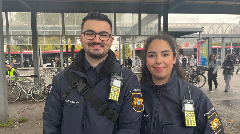 Sicherheitswacht in Nürnberg: Irini Plakias (re) und Adil Kazak (li) | Bild: BR / Daniel Peter Sicherheitswacht in Nürnberg: Irini Plakias (re) und Adil Kazak (li)