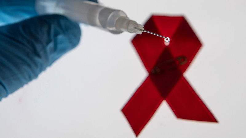 Lenacapavir wird gespritzt. Aber es ist keine Impfung, sondern ein Virostatikum. Es kann es den Kampf gegen HIV-Infektionen und AIDS aufnehmen. | Bild: picture alliance / Ulrich Baumgarten | Ulrich Baumgarten Lenacapavir wird gespritzt. Aber es ist keine Impfung, sondern ein Virostatikum. Es kann es den Kampf gegen HIV-Infektionen und AIDS aufnehmen.