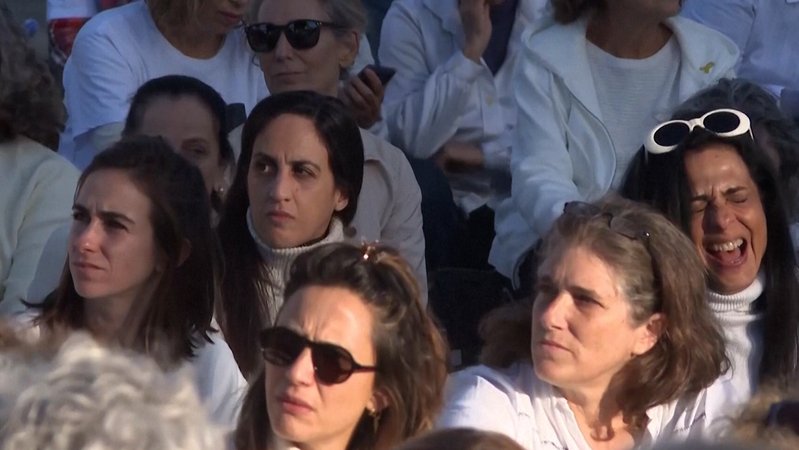 Angehörige von Hamas-Geiseln protestieren in Tel Aviv | Bild: Bayerischer Rundfunk 2024 Angehörige von Hamas-Geiseln protestieren in Tel Aviv