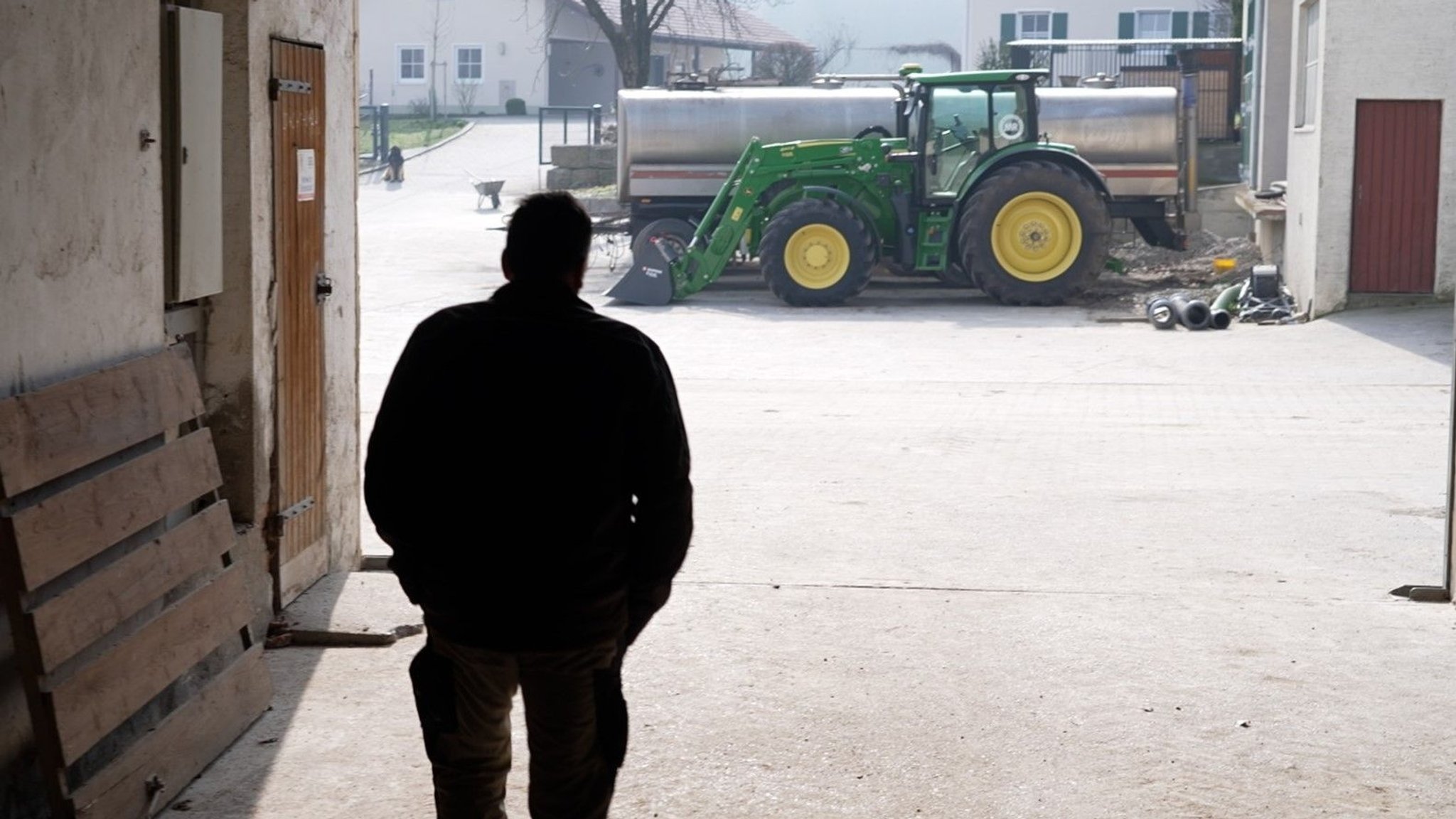 Landwirt Franz Kratzer geht über seinen Schweinebauernhof in der Nähe von Augsburg. 