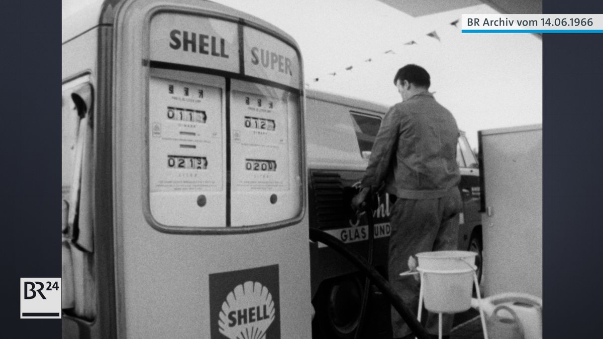 Mann beim Tanken an einer Shell-Tankstelle