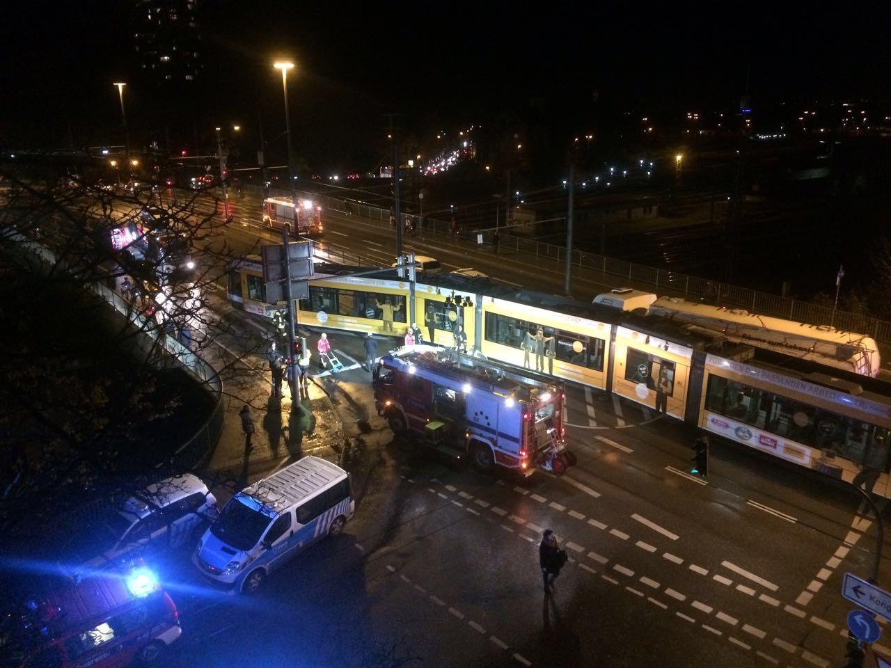 Unfall Mit Straßenbahn: Lkw Rammt Tram In Augsburg | BR24